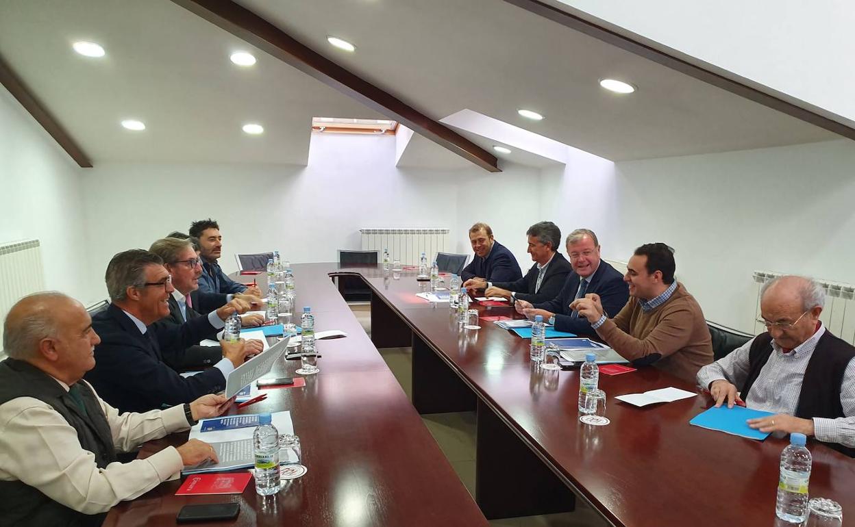 Un momento de la reunión en la sede de la Cámara de Comercio. 