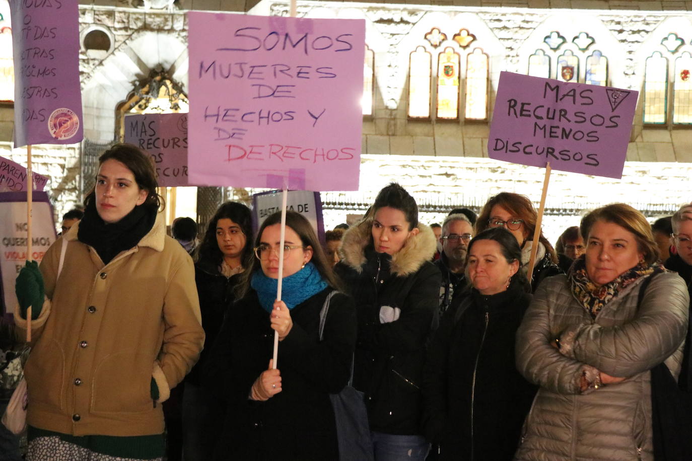 Un grupo de personas se concentra ante Botines para gritar que no fue abuso y sí violación los hechos ocurridos en Manresa