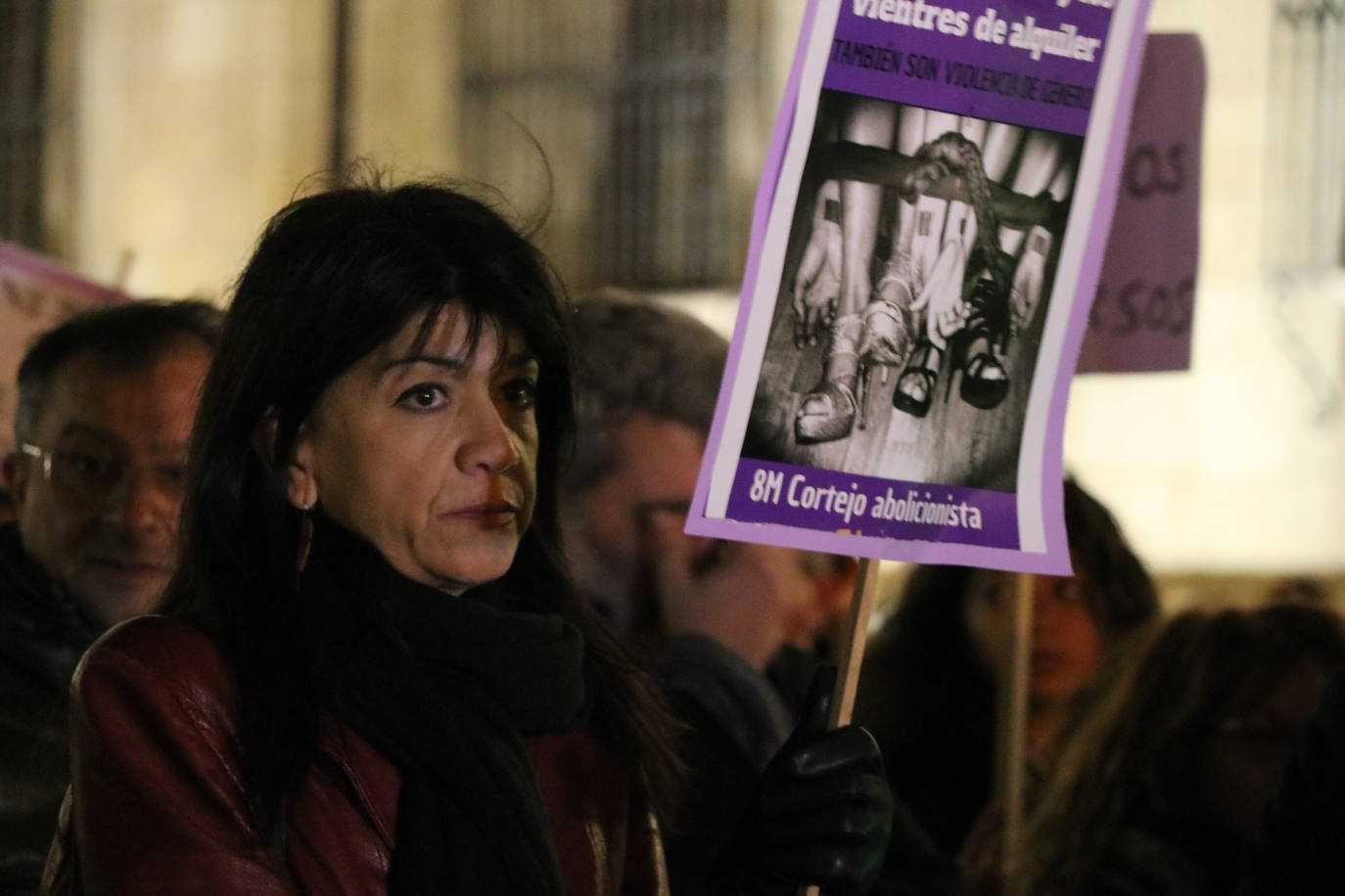 Un grupo de personas se concentra ante Botines para gritar que no fue abuso y sí violación los hechos ocurridos en Manresa