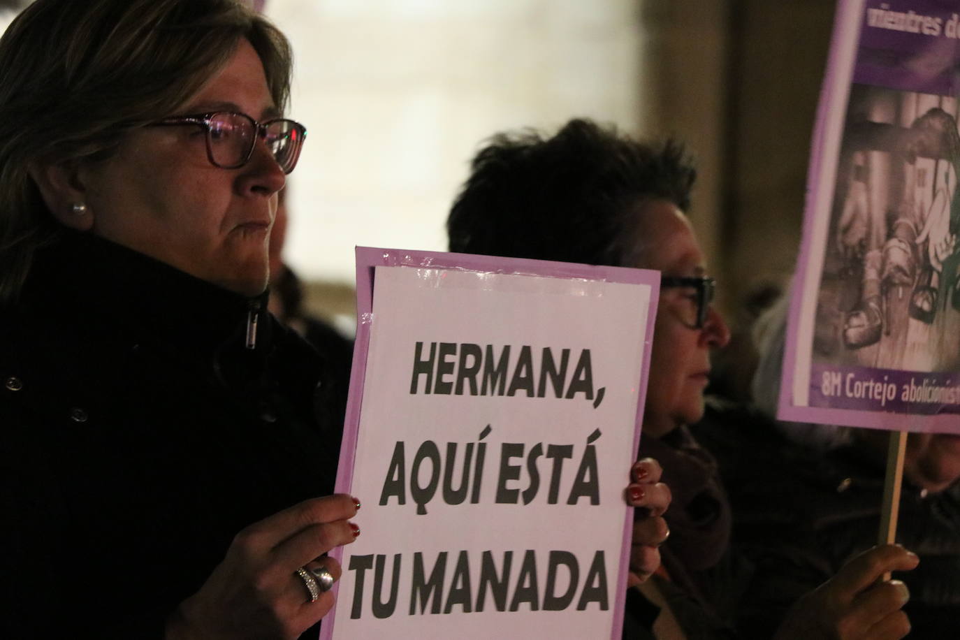 Un grupo de personas se concentra ante Botines para gritar que no fue abuso y sí violación los hechos ocurridos en Manresa