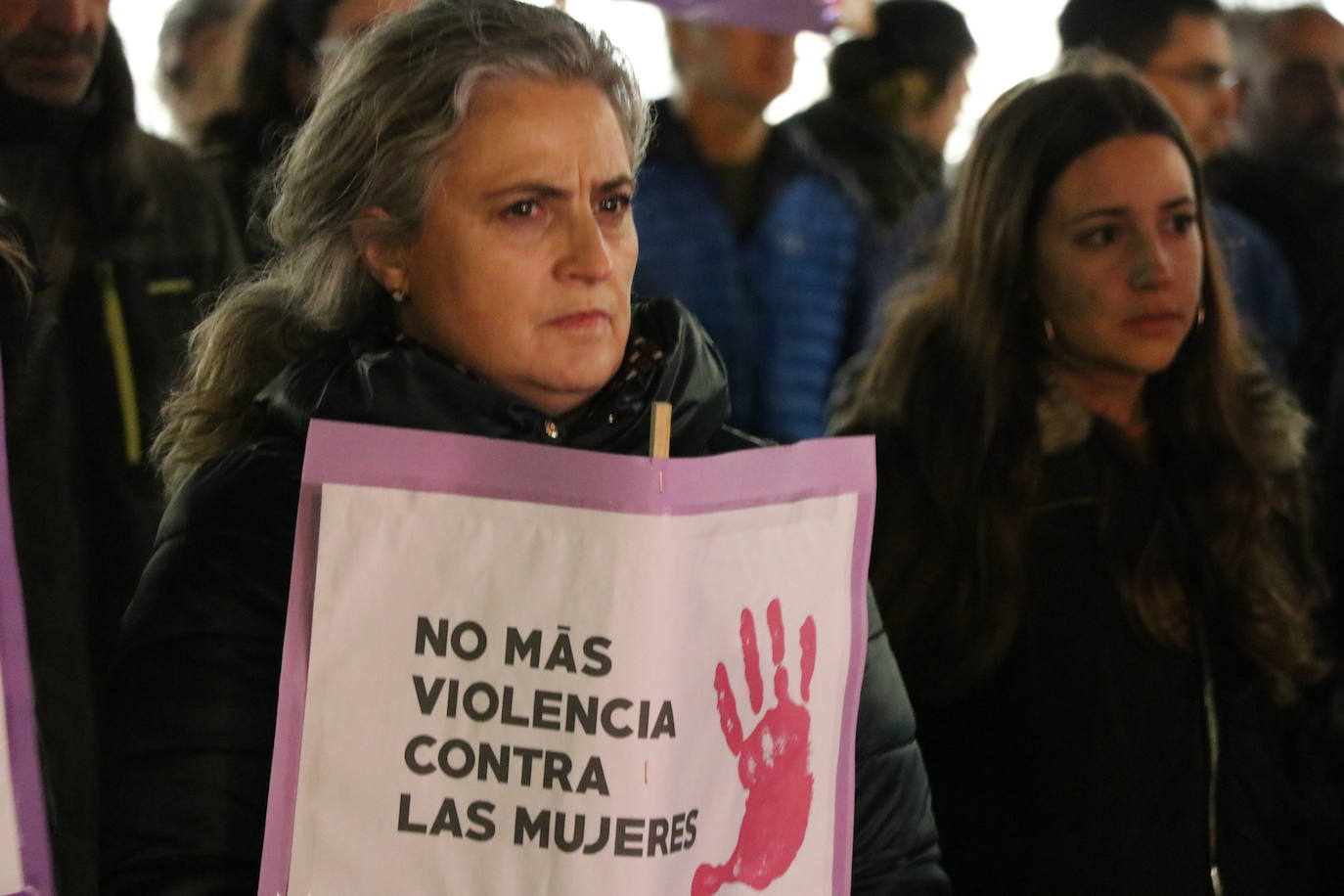 Un grupo de personas se concentra ante Botines para gritar que no fue abuso y sí violación los hechos ocurridos en Manresa