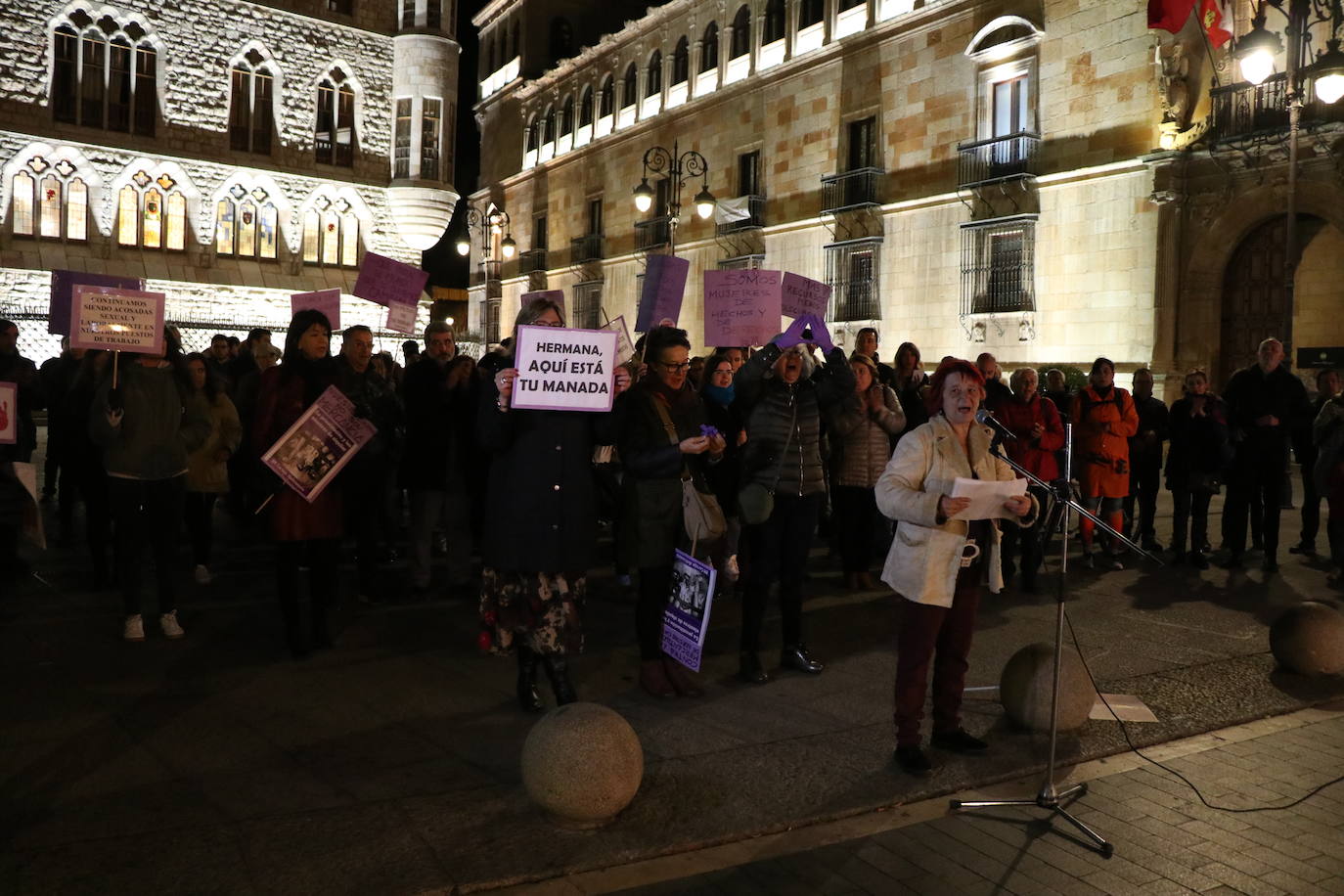 Un grupo de personas se concentra ante Botines para gritar que no fue abuso y sí violación los hechos ocurridos en Manresa