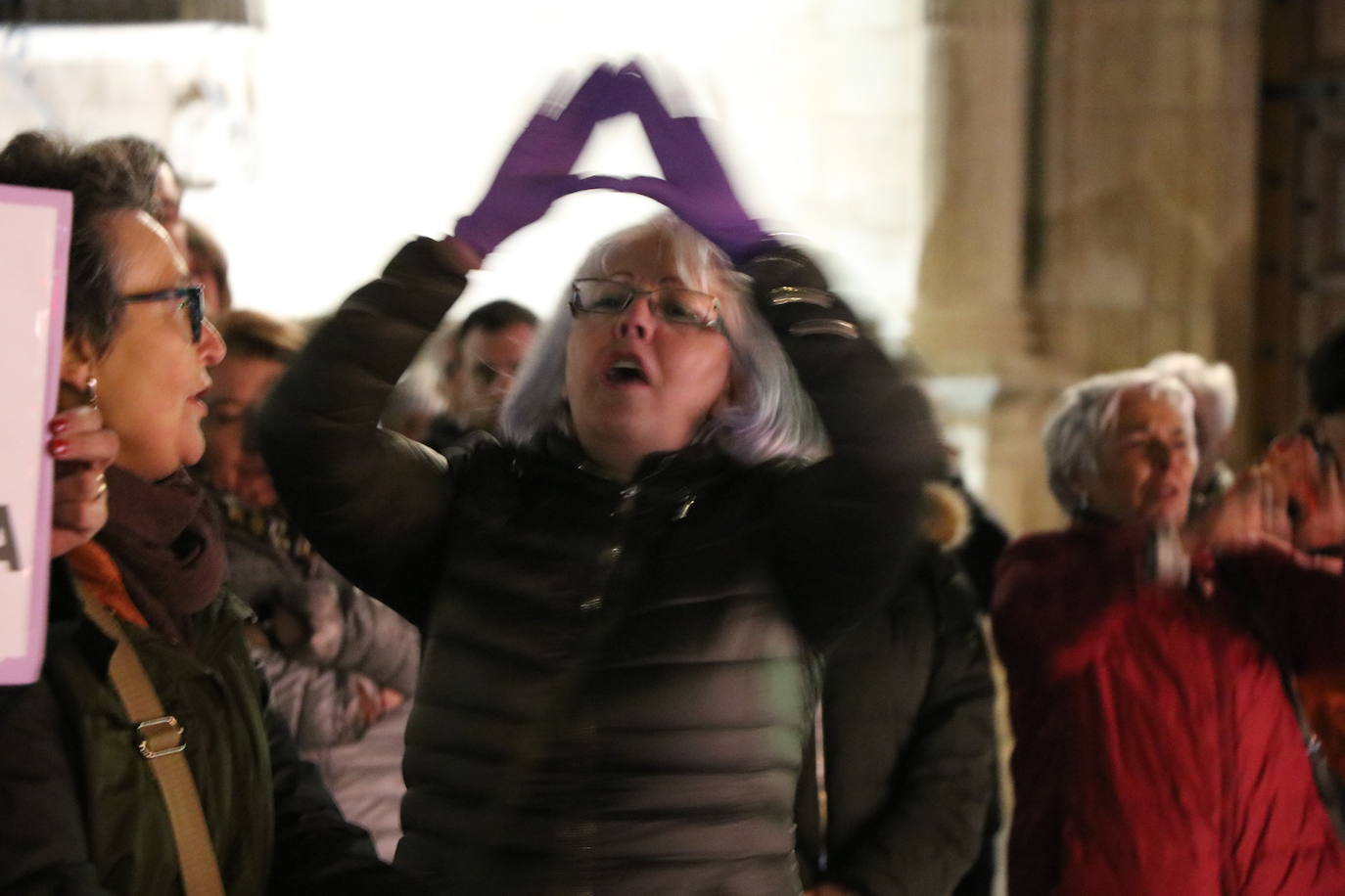 Un grupo de personas se concentra ante Botines para gritar que no fue abuso y sí violación los hechos ocurridos en Manresa