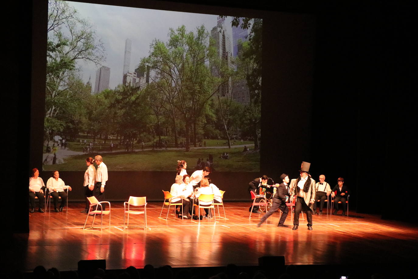 Los alumnos del Colegio Leonés, acompañados de usuarios de Alzheimer León, han dado vida a esta obra adaptada de Carmen Martín Gaite en el auditorio.