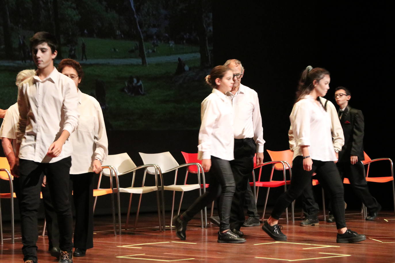 Los alumnos del Colegio Leonés, acompañados de usuarios de Alzheimer León, han dado vida a esta obra adaptada de Carmen Martín Gaite en el auditorio.