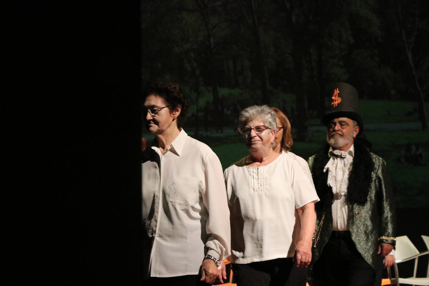 Los alumnos del Colegio Leonés, acompañados de usuarios de Alzheimer León, han dado vida a esta obra adaptada de Carmen Martín Gaite en el auditorio.