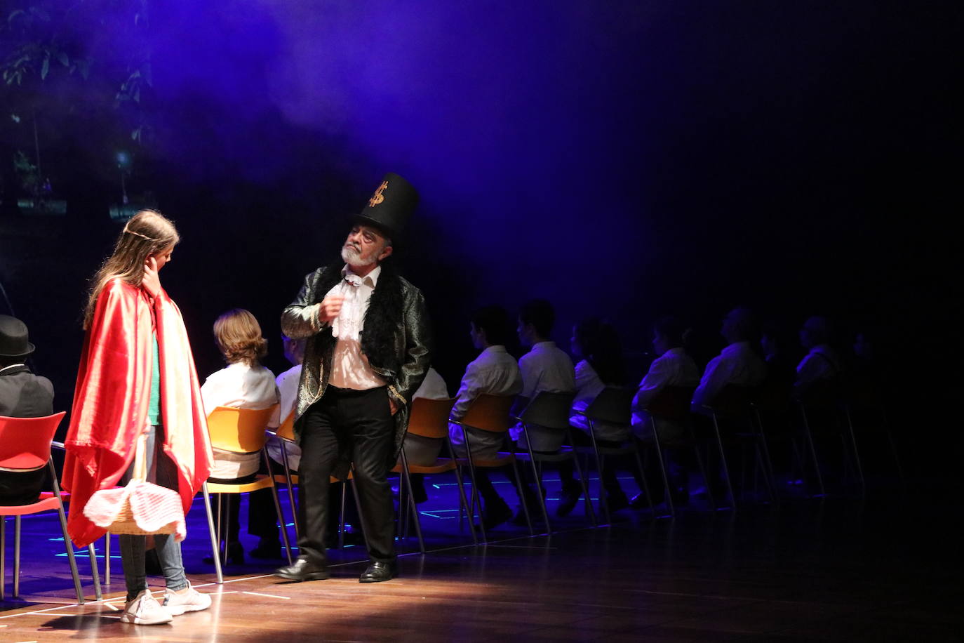 Los alumnos del Colegio Leonés, acompañados de usuarios de Alzheimer León, han dado vida a esta obra adaptada de Carmen Martín Gaite en el auditorio.