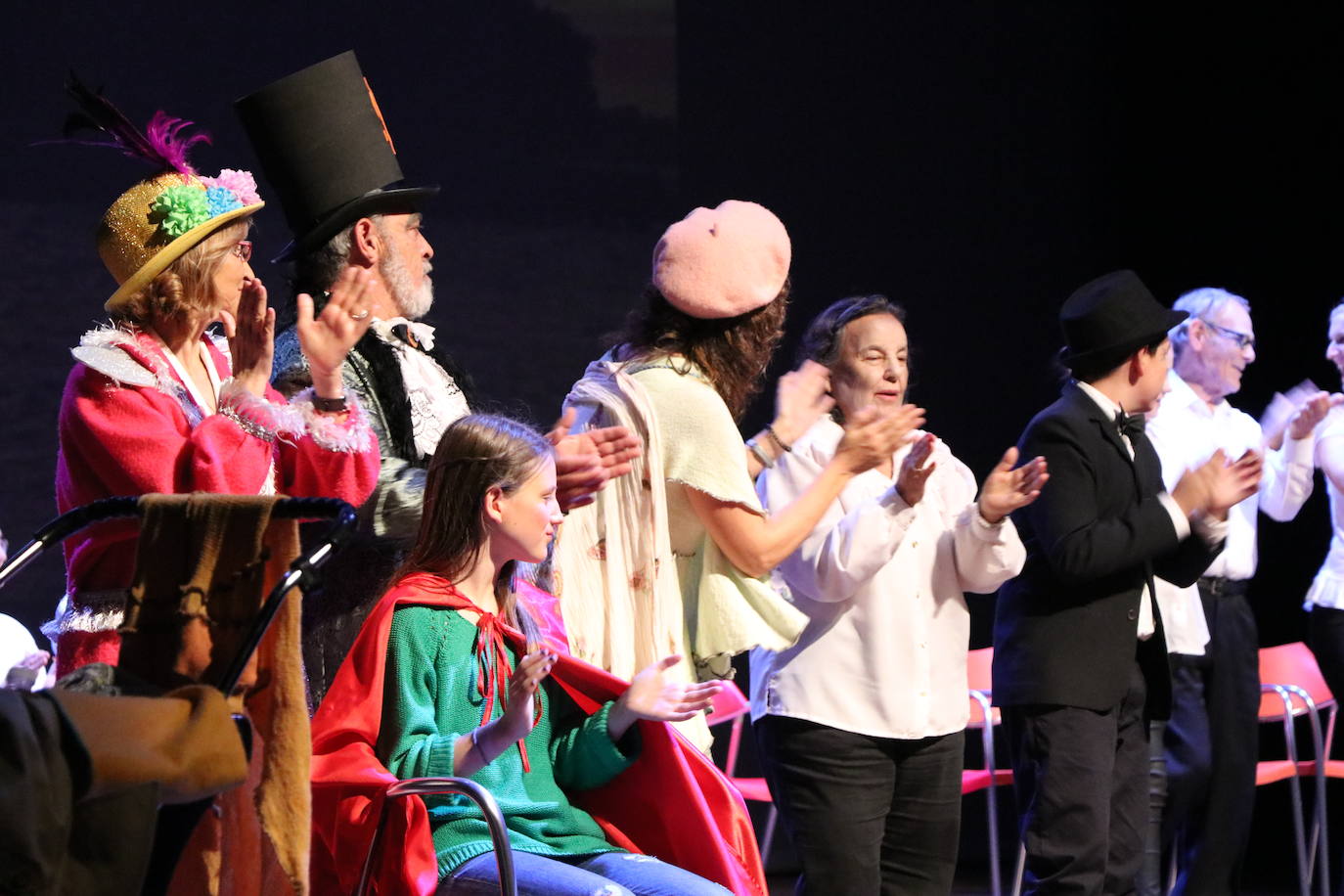 Los alumnos del Colegio Leonés, acompañados de usuarios de Alzheimer León, han dado vida a esta obra adaptada de Carmen Martín Gaite en el auditorio.