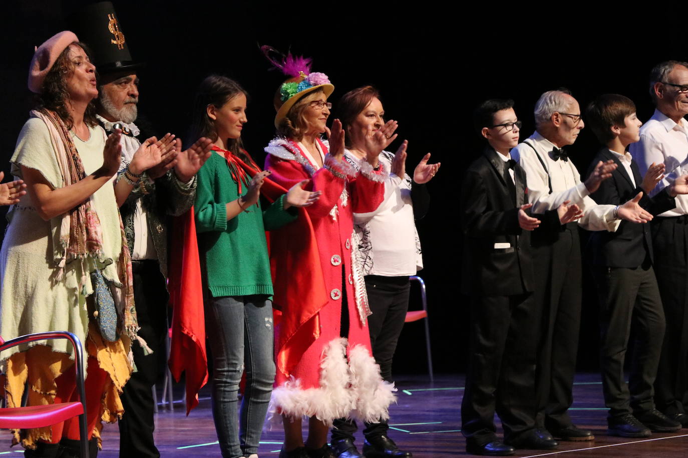 Los alumnos del Colegio Leonés, acompañados de usuarios de Alzheimer León, han dado vida a esta obra adaptada de Carmen Martín Gaite en el auditorio.