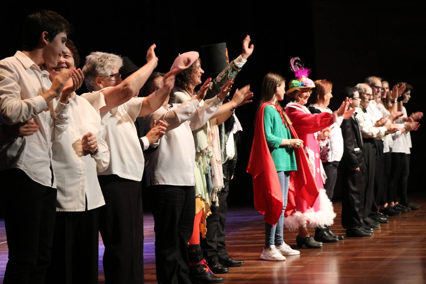 Los alumnos del Colegio Leonés, acompañados de usuarios de Alzheimer León, han dado vida a esta obra adaptada de Carmen Martín Gaite en el auditorio.