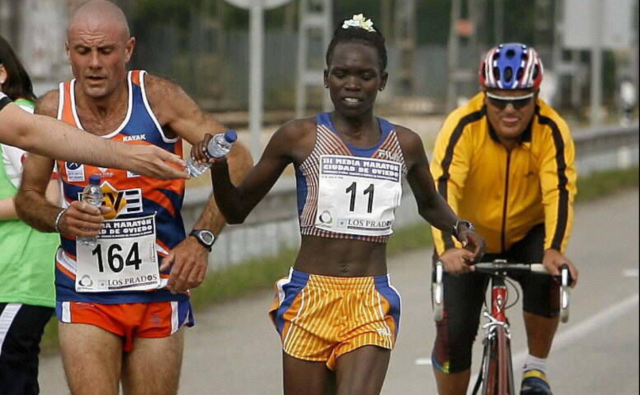 Nancy Kiprop, participando en una media maratón. 