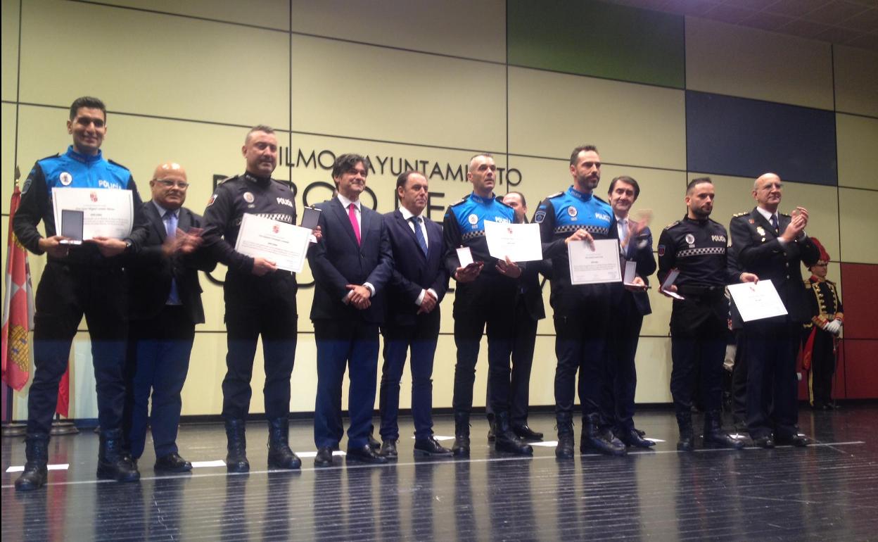 Entrega de las Medallas al Mérito Policial a cinco agentes locales de Ponferrada.