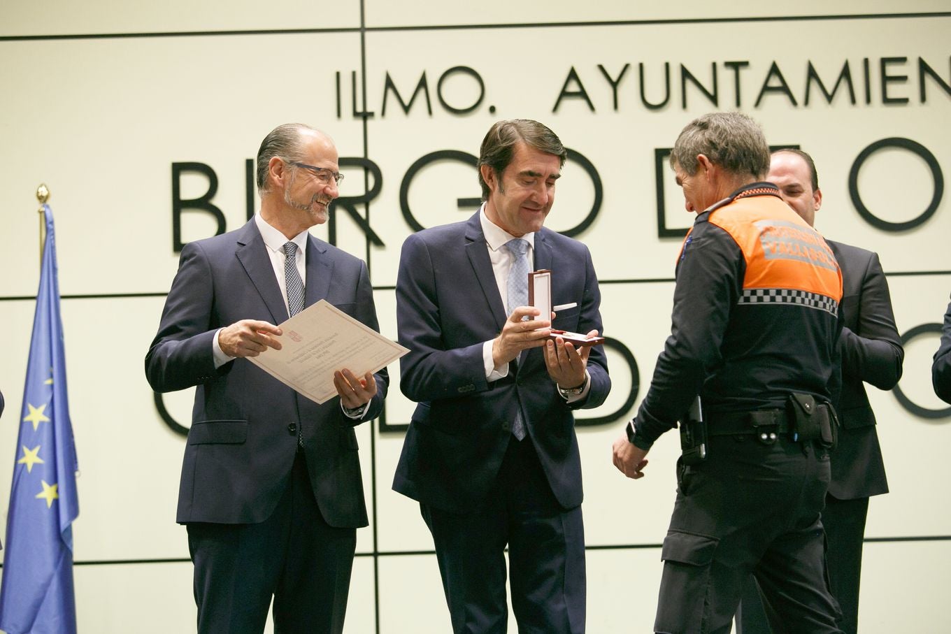 Agentes de la Policía Local de León y de Ponferrada son reconocidos por su extraordinaria labor en el acto de entrega de Medallas al Mérito de la Policía Local | Los agentes Laura Negro y José Álvarez, distinguidos por salvar la vida de un ciudadano en situación de parada cardiorrespiratoria.