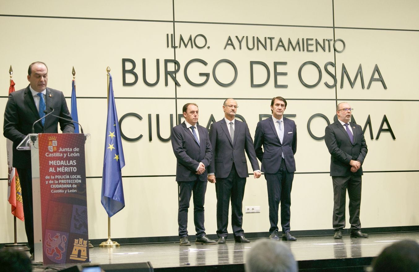 Agentes de la Policía Local de León y de Ponferrada son reconocidos por su extraordinaria labor en el acto de entrega de Medallas al Mérito de la Policía Local | Los agentes Laura Negro y José Álvarez, distinguidos por salvar la vida de un ciudadano en situación de parada cardiorrespiratoria.