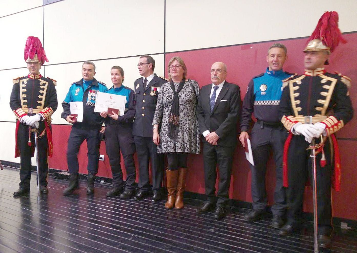 Agentes de la Policía Local de León y de Ponferrada son reconocidos por su extraordinaria labor en el acto de entrega de Medallas al Mérito de la Policía Local | Los agentes Laura Negro y José Álvarez, distinguidos por salvar la vida de un ciudadano en situación de parada cardiorrespiratoria.