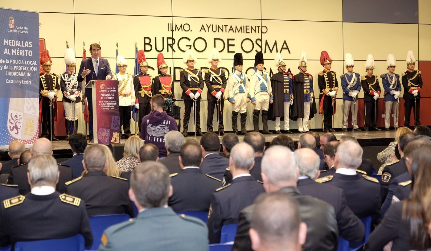 Agentes de la Policía Local de León y de Ponferrada son reconocidos por su extraordinaria labor en el acto de entrega de Medallas al Mérito de la Policía Local | Los agentes Laura Negro y José Álvarez, distinguidos por salvar la vida de un ciudadano en situación de parada cardiorrespiratoria.