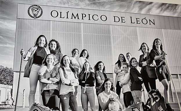 Imagen principal - Alcles presenta su calendario solidario en el que plasma una mirada muy deportiva desde el objetivo de doce fotógrafos leoneses