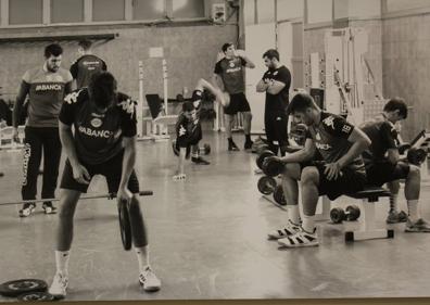 Imagen secundaria 1 - Alcles presenta su calendario solidario en el que plasma una mirada muy deportiva desde el objetivo de doce fotógrafos leoneses