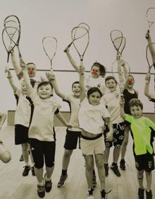 Imagen secundaria 2 - Alcles presenta su calendario solidario en el que plasma una mirada muy deportiva desde el objetivo de doce fotógrafos leoneses
