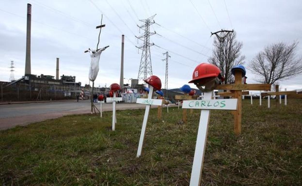 Campamento de la plataforma de auxiliares de Endesa en la central de Compostilla.