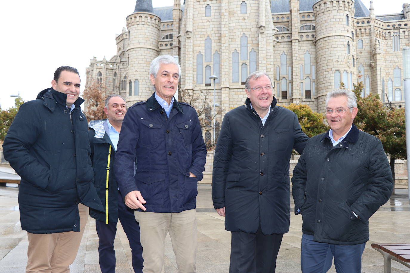 Fotos: Adolfo Suárez-Illana arropa a los candidatos del PP de León en una visita a Astorga