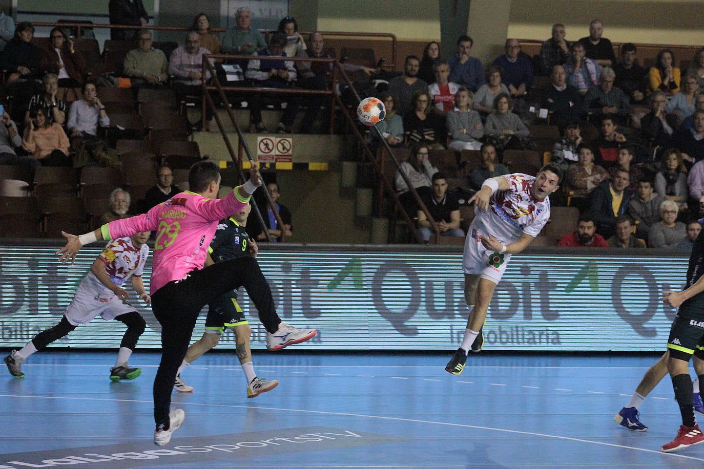 Los leoneses disputaron la novena jornada de la Liga Asobal en el Palacio de los Deportes ante el debutante equipo castellano.