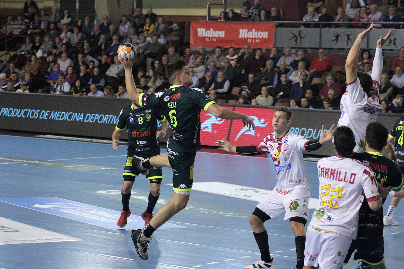 Los leoneses disputaron la novena jornada de la Liga Asobal en el Palacio de los Deportes ante el debutante equipo castellano.