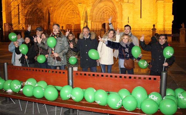 Foto de familia de la militancia de Vox León con los candidatos. 