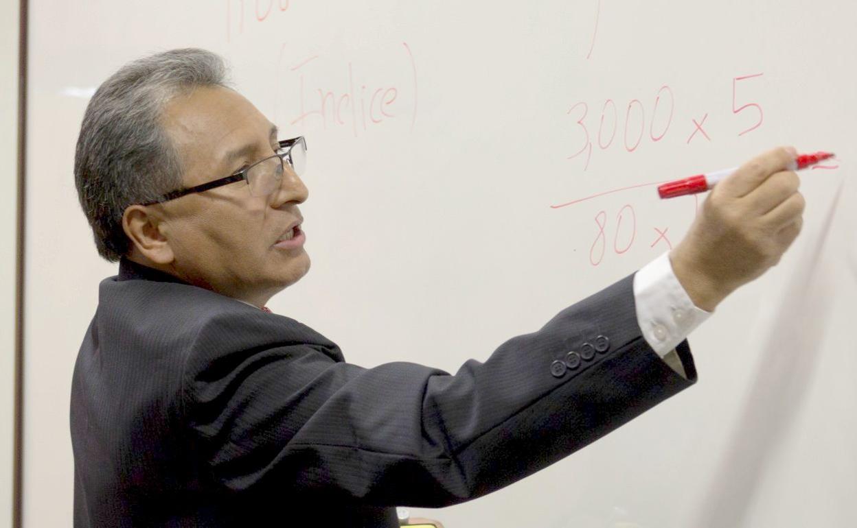 Un profesor imparte una clase a sus alumnos.