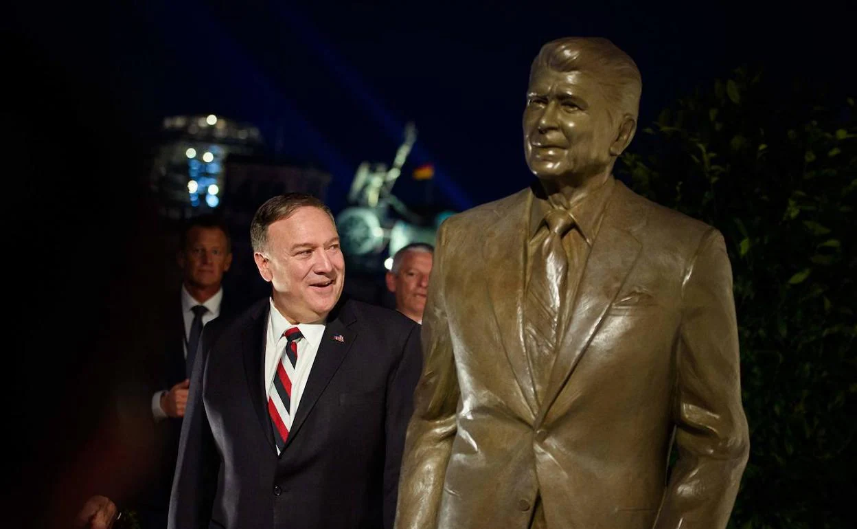 Mike Pompeo, a la derecha, inaugura una estatua de Reagan en la embajada de EE UU en Berlín.