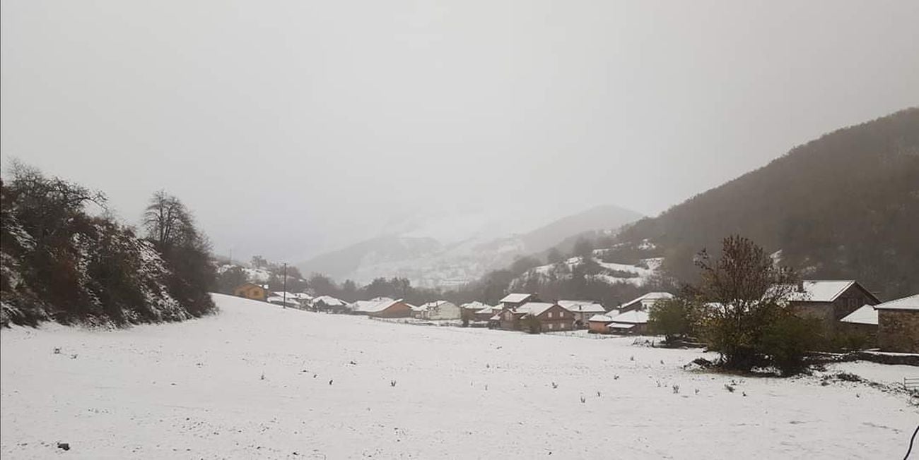 Activados para este sábado los avisos por nevadas en la Cordillera Cantábrica de León | La previsión es que las nevadas se intensifiquen hasta los 15 centímetros de espesor según informa la Agencia Estatal de Meteorología (Aemet).