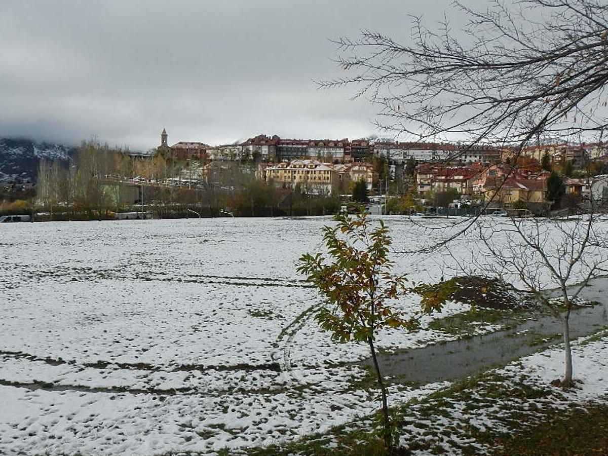 Fotos: Riaño celebra su Feria bajo la nieve