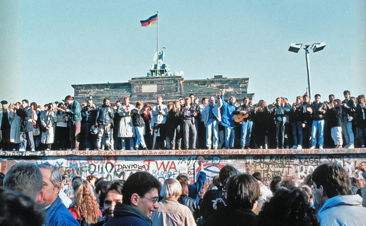 Ciudadanos de las dos Alemanias celebran la caída del Muro el 9 de noviembre de 1989.