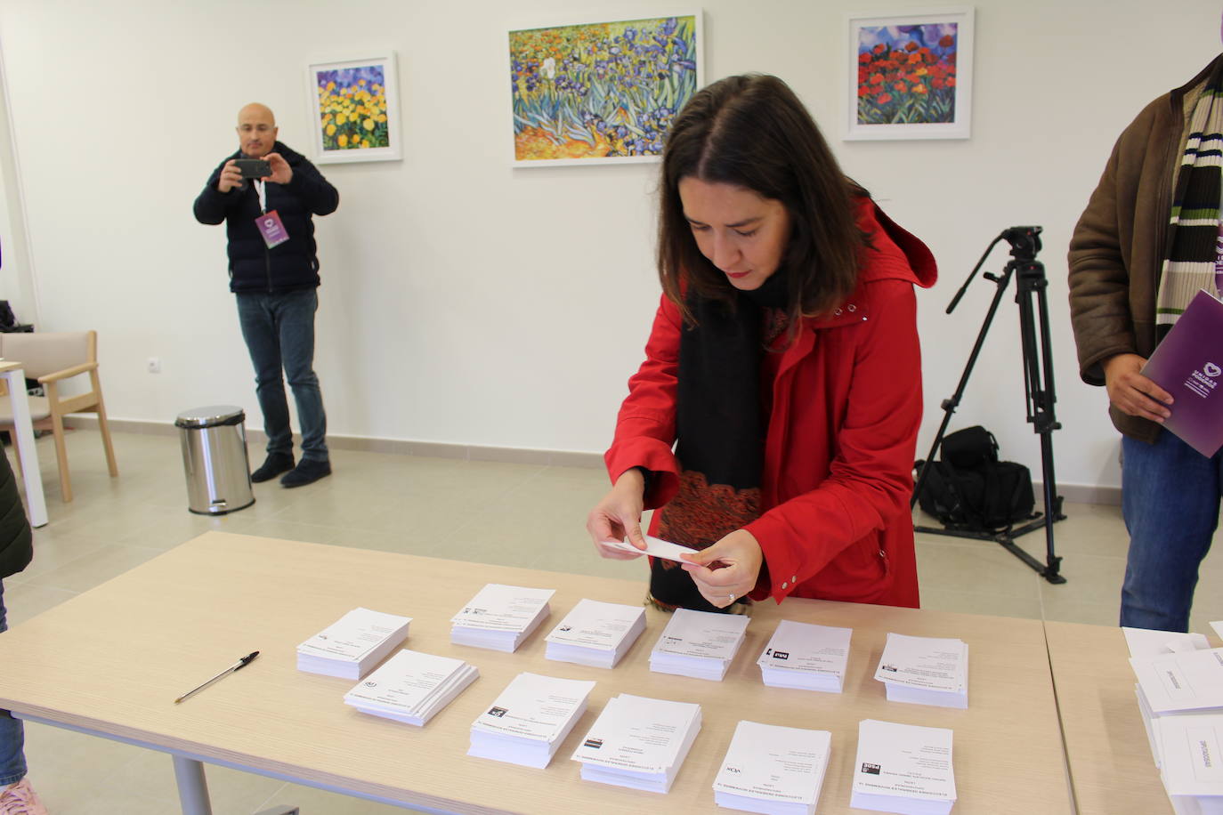 Fotos: Ana Marcello (Unidas Podemos) vota en Villarrodrigo de las Regueras