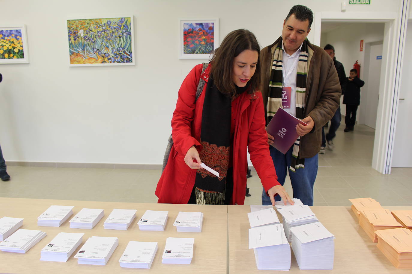 Fotos: Ana Marcello (Unidas Podemos) vota en Villarrodrigo de las Regueras