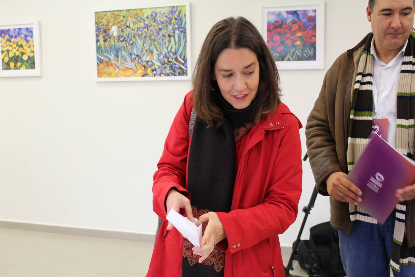 Fotos: Ana Marcello (Unidas Podemos) vota en Villarrodrigo de las Regueras