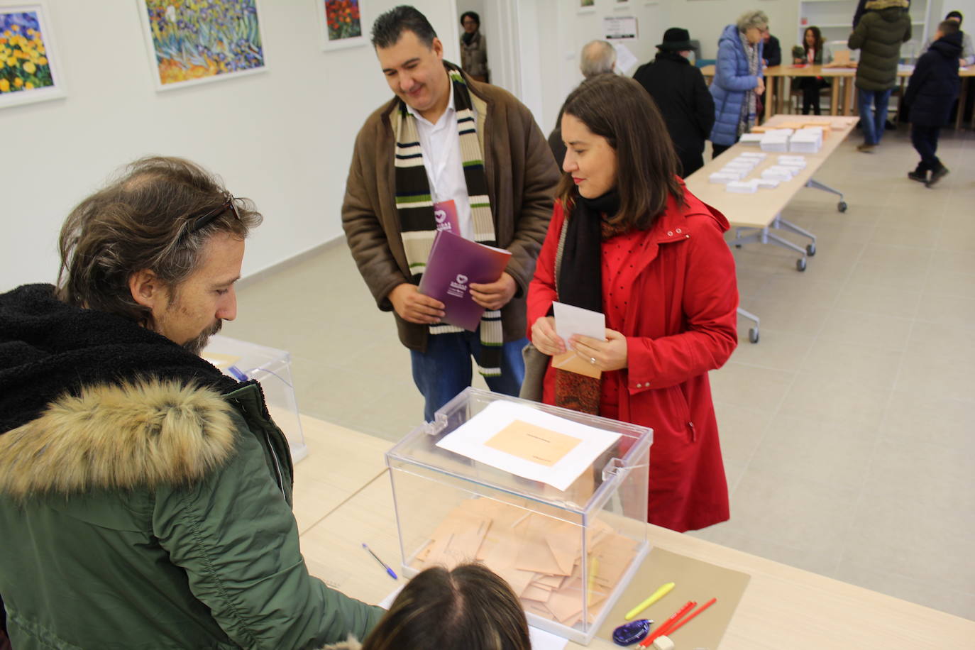 Fotos: Ana Marcello (Unidas Podemos) vota en Villarrodrigo de las Regueras