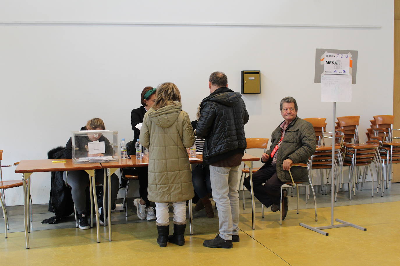 Fotos: Antonio Silván vota en el Centro Cívico del Crucero