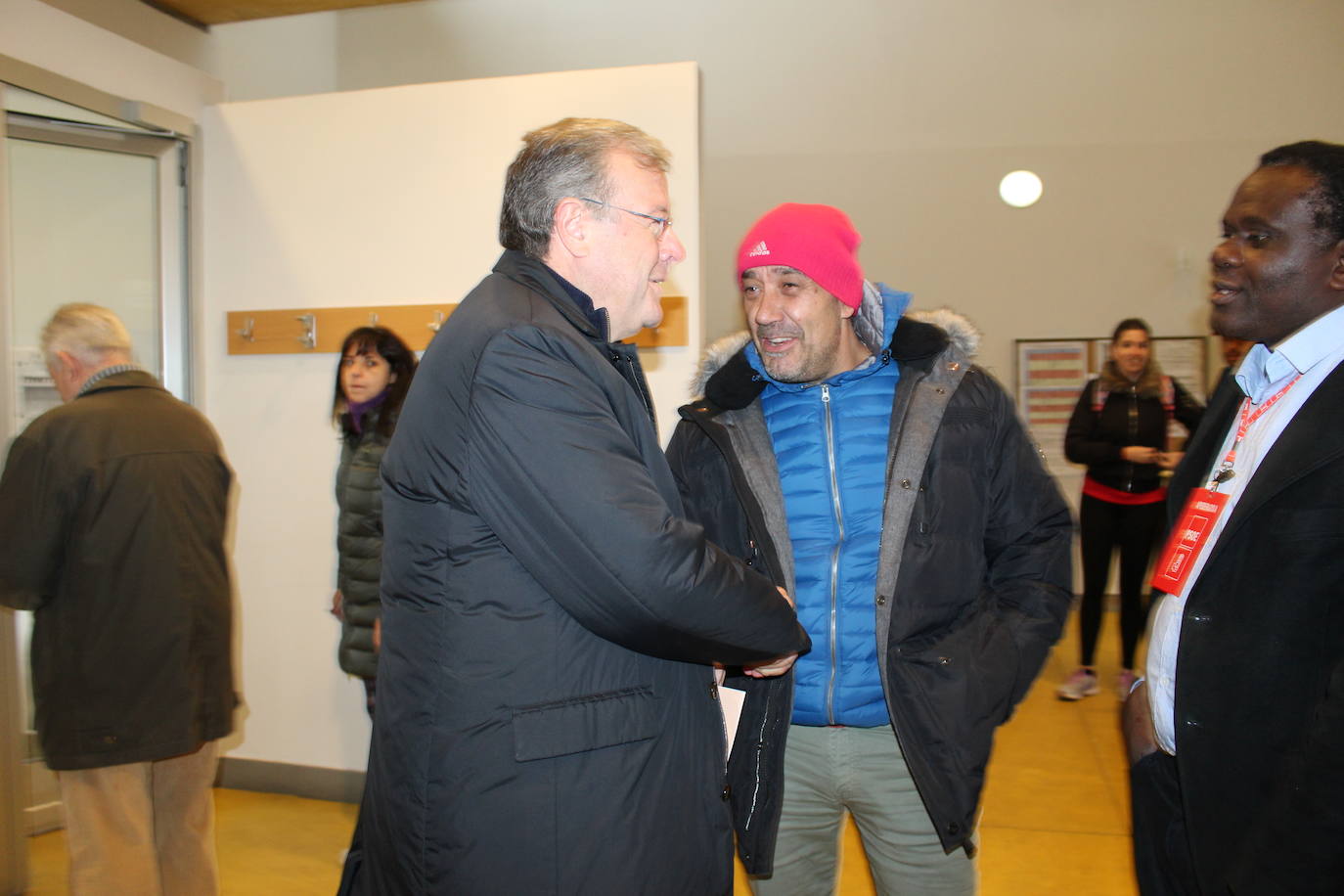 Fotos: Antonio Silván vota en el Centro Cívico del Crucero