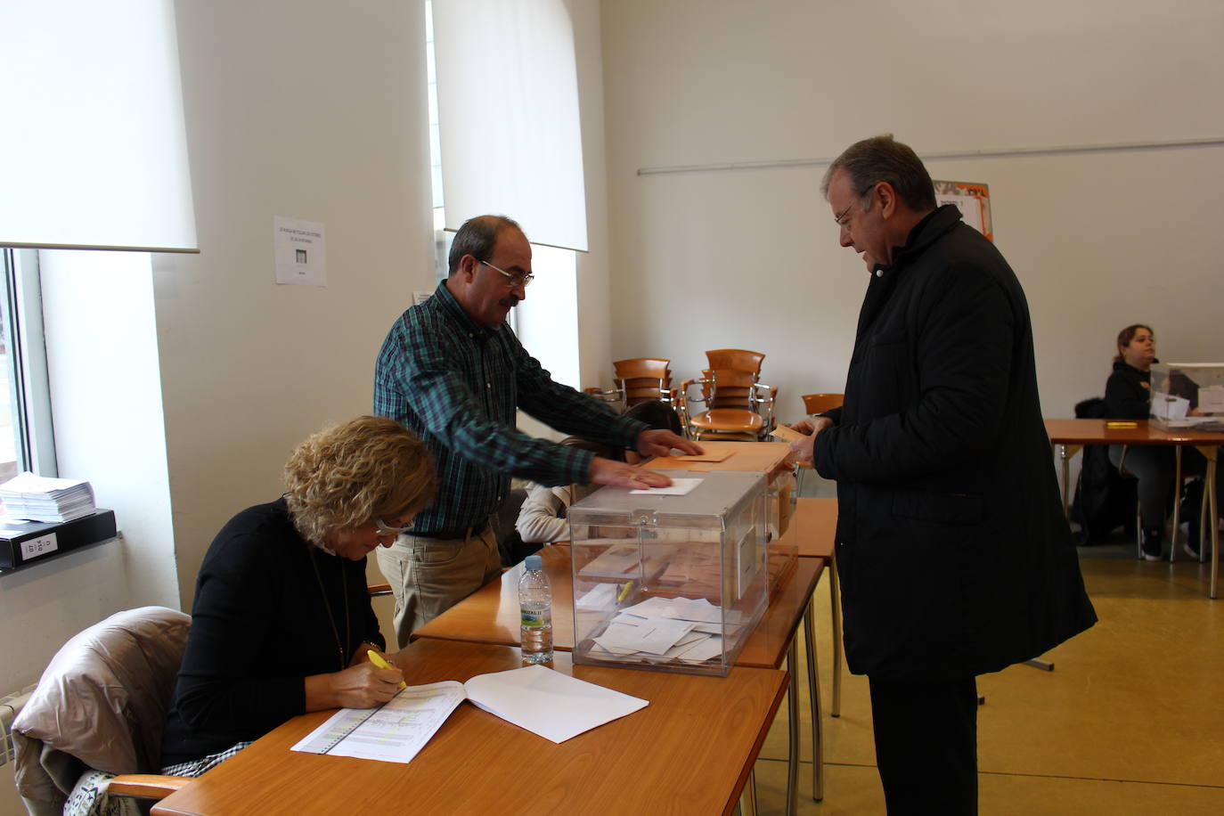 Fotos: Antonio Silván vota en el Centro Cívico del Crucero