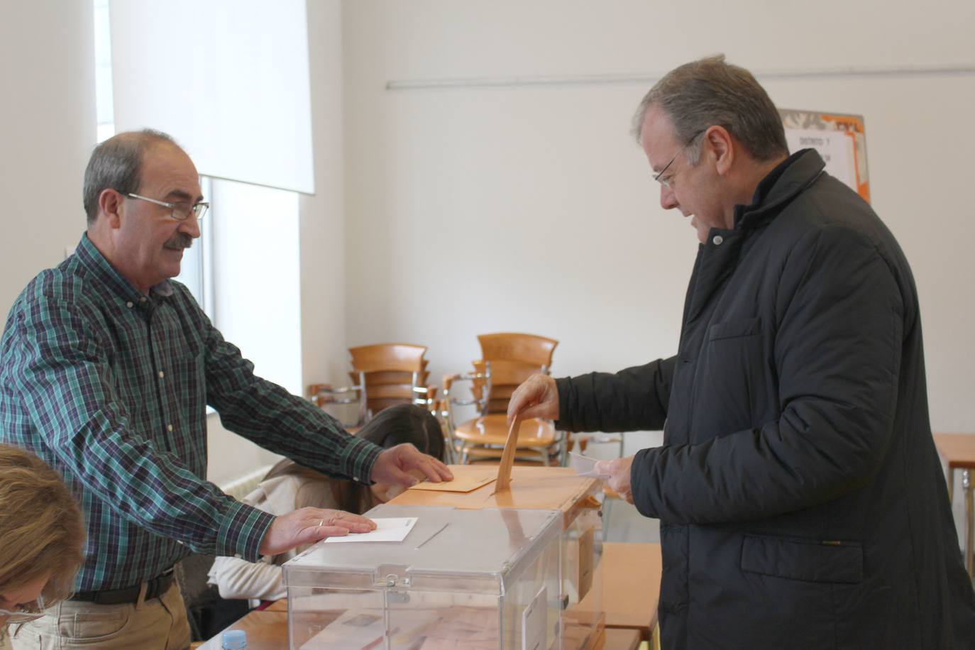 Fotos: Antonio Silván vota en el Centro Cívico del Crucero