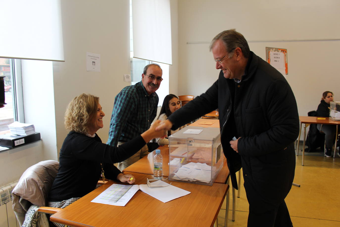 Fotos: Antonio Silván vota en el Centro Cívico del Crucero