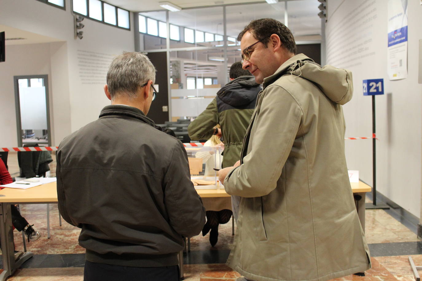 Fotos: Jornada electoral en León, VOX acude a votar