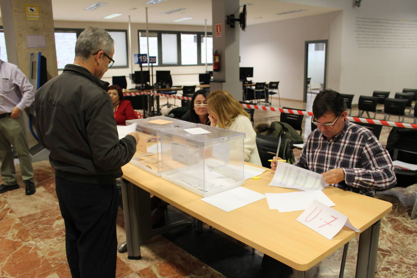 Fotos: Jornada electoral en León, VOX acude a votar