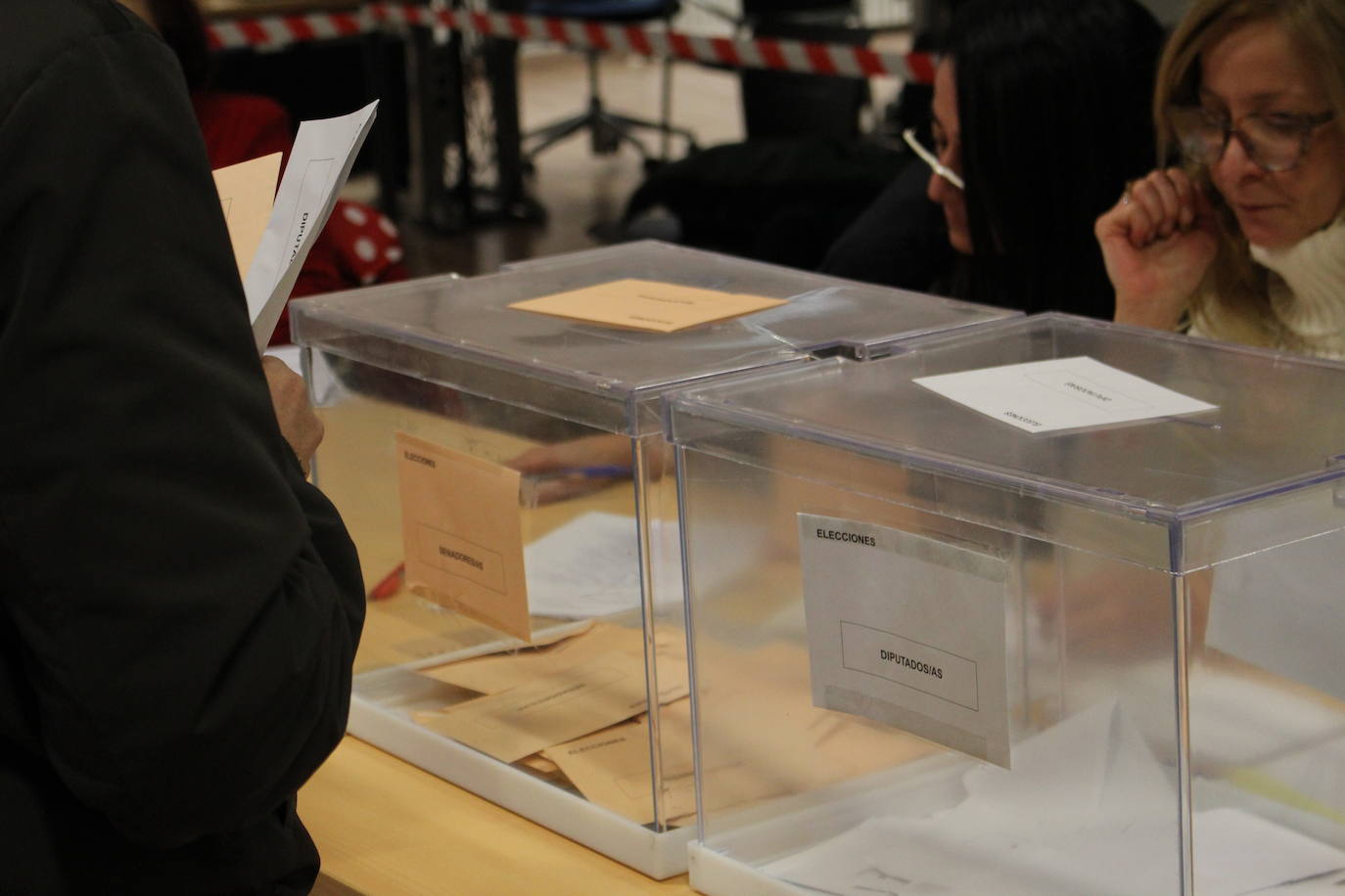 Fotos: Jornada electoral en León, VOX acude a votar