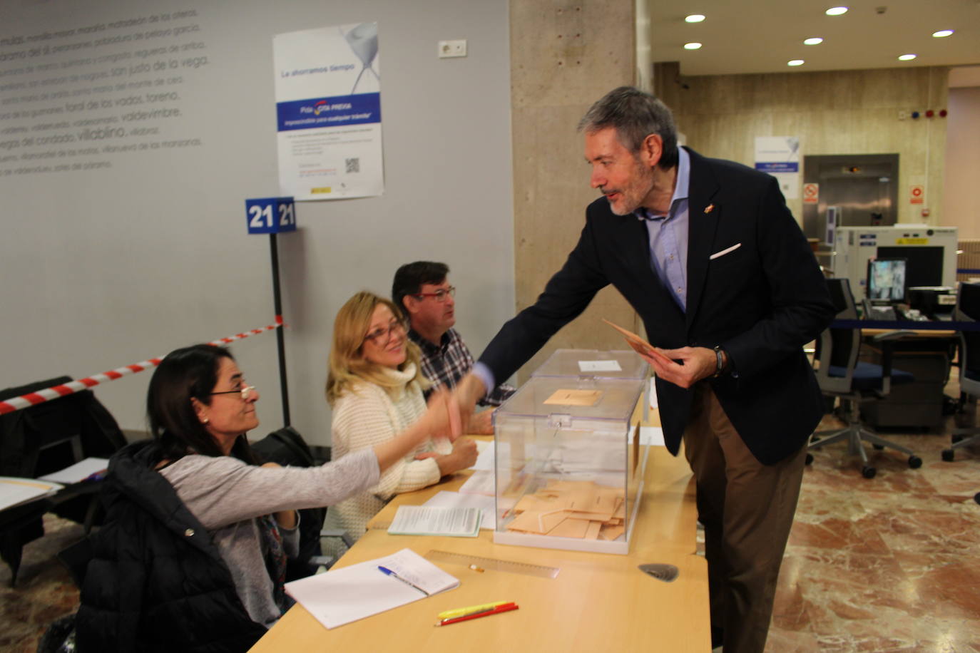 Fotos: Jornada electoral en León, VOX acude a votar