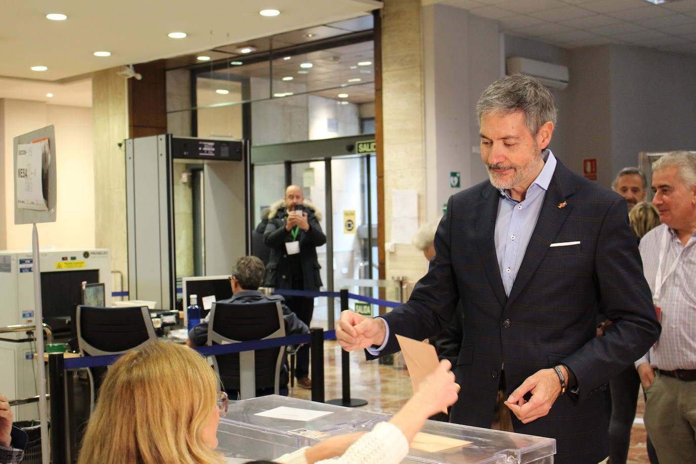 Fotos: Jornada electoral en León, VOX acude a votar