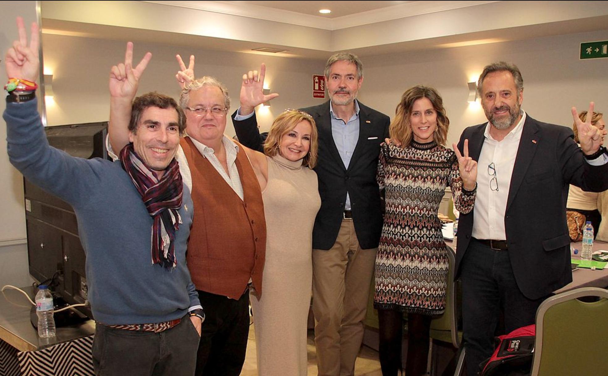 Los representantes de VOX en León celebran su primer diputado nacional.