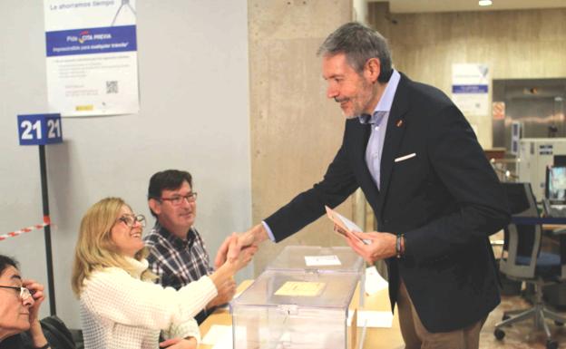 Pablo Calvo Liste, en el momento de acudir a su colegio electoral.