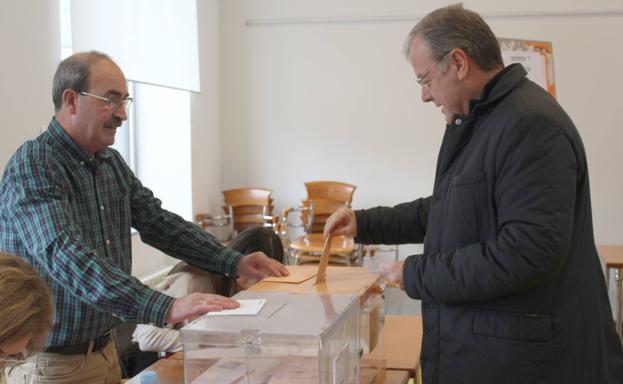 Antonio Silván vota en el Centro Cívico del Crucero. 